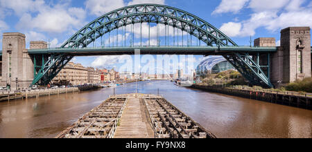 Il ponte Tyne dal ponte Swing a Newcastle-upon-Tyne, Tyne and Wear, Inghilterra, Regno Unito. Il Gateshead Millennium Bridge e Sag Foto Stock