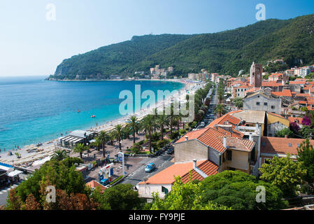 Vista sul villaggio ligure di Noli sul Mare Mediterraneo Foto Stock