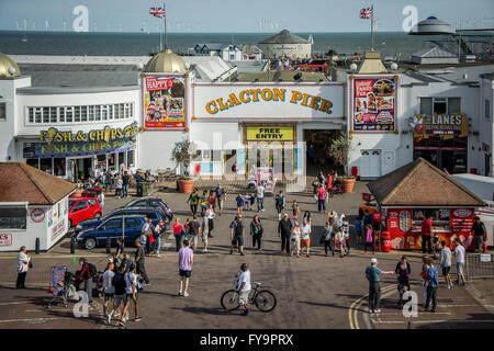 Pier su un molo sul Weekend a Clacton-on-Sea, Essex, Inghilterra Foto Stock