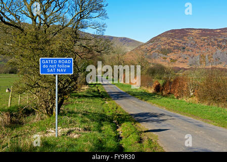 Segno: Gated road, non seguire satnav, Cumbria, England Regno Unito Foto Stock