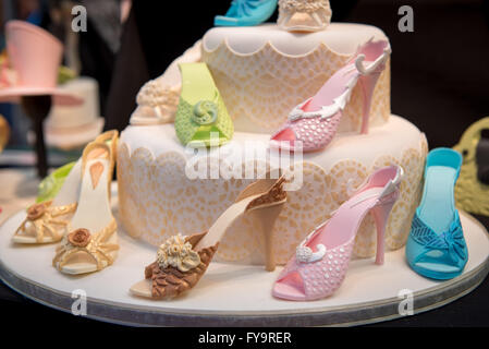 Prodotti commestibili tacchi alti scarpe torta di compleanno decor e a torta International - La Sugarcraft, torta decorazione e cottura mostra a Londra Foto Stock