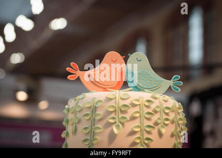 Amore il canto degli uccelli torta nuziale Decorazione Torta a International - La Sugarcraft, torta decorazione e cottura mostra a Londra Foto Stock