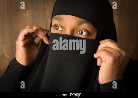 African islam donna nascosto dietro un velo nero Foto Stock