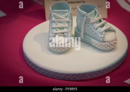 Baby shower cake boy scarpe blu a commestibile Cake International - La Sugarcraft, torta decorazione e cottura mostra a Londra. Foto Stock