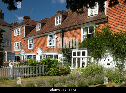 Regno Unito, Kent, Tenterden, Ashford Road, abitazioni e le imprese in piastrella tradizionale hung proprietà Foto Stock