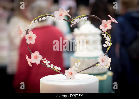 Fiori commestibili decorazioni per matrimoni forma di cuore a Torta International - La Sugarcraft, torta decorazione e cottura mostra a Londra. Foto Stock