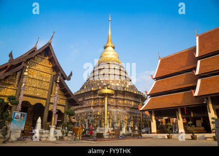 Wat Phra That Lampang Luang con cielo blu, provincia di Lampang, Thailandia Foto Stock