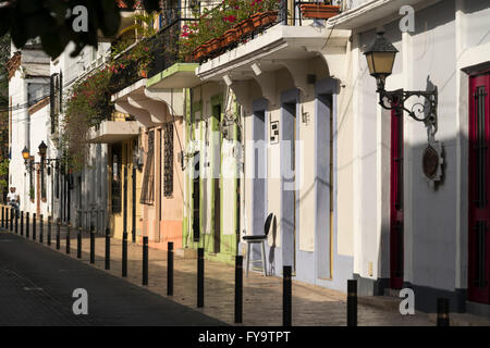 Strada tipica, Zona Colonial, capitale Santo Domingo, Repubblica Dominicana, Caraibi, America, Foto Stock