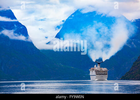 La nave di crociera, crociera su Hardanger fjorden, Norvegia Foto Stock