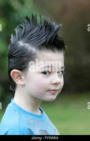 Ragazzo con capelli selvaggi (mohicano) Foto Stock