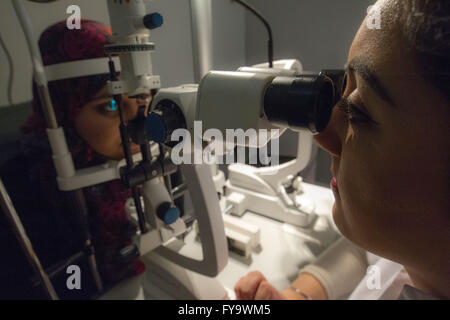 Ottico di controllo pazienti occhi Foto Stock