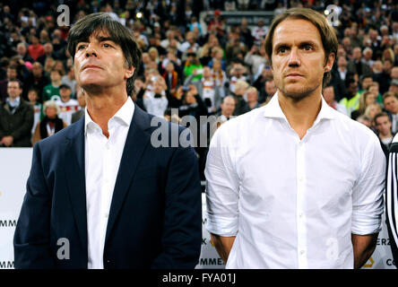 Joachim Löw, manager della squadra nazionale di calcio tedesca con assistant coach Thomas Schneider, GER, gioco di qualifica per il Foto Stock