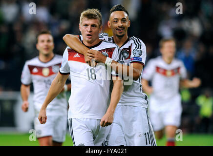 Obiettivo celebrazione, Toni Kroos e Karim Bellarabi, GER, gioco di qualificazione per la FINALE di UEFA Euro 2016, Germania 1 - Irlanda 1 Foto Stock