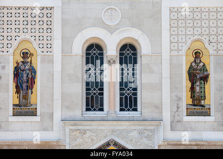 Mosaici sulla facciata chiesa serbo-ortodossa di San Spiridione Chiesa, Piazza Sant'Antonio, Trieste, Friuli Venezia Giulia, Italia Foto Stock