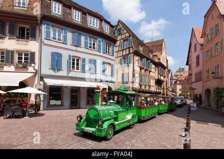 Treno turistico nel centro storico di Colmar, Alsazia, Francia Foto Stock