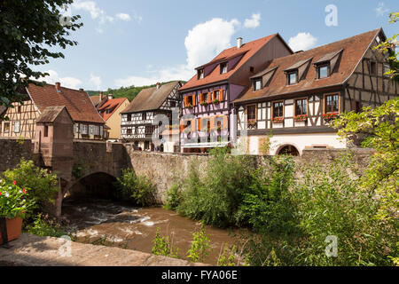 Semi-case con travi di legno sul fiume Weiss, Kaysersberg, Alsazia, Francia Foto Stock