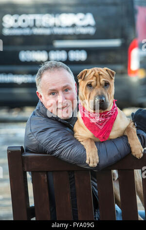 Salvataggio cane Kai Shar Pae mescolare con il nuovo proprietario Ian Russell Foto Stock