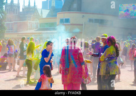 London Ontario, Canada - 16 Aprile: Unidentified giovane popolo colorato divertimento e celebrando in occasione del Festival di colori Foto Stock