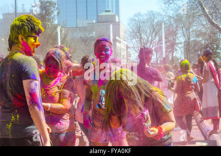 London Ontario, Canada - 16 Aprile: Unidentified giovane popolo colorato divertimento e celebrando in occasione del Festival di colori Foto Stock