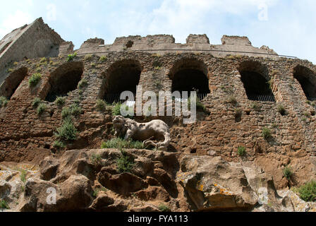 Rovine del Castello Orsini-Altieri con la statua del leone, Canale Monterano, Lazio, Italia Foto Stock