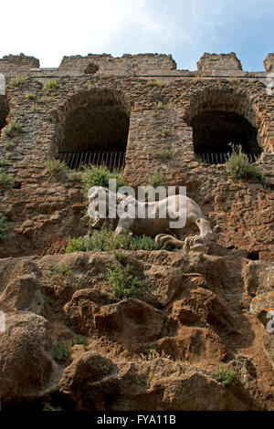 Rovine del Castello Orsini-Altieri con la statua del leone, Canale Monterano, Lazio, Italia Foto Stock