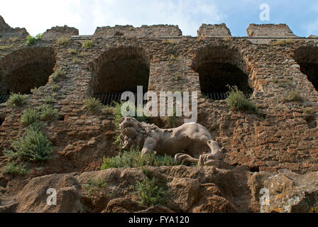 Rovine del Castello Orsini-Altieri con la statua del leone, Canale Monterano, Lazio, Italia Foto Stock