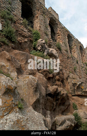 Rovine del Castello Orsini-Altieri con la statua del leone, Canale Monterano, Lazio, Italia Foto Stock