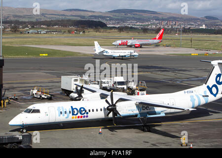 Aeromobili allineata di atterraggio e di decollo a Glasgow Airport Foto Stock
