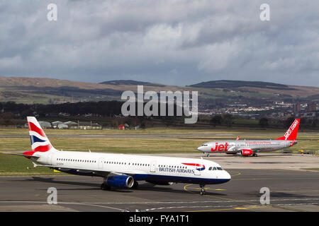 Aeromobili allineata di atterraggio e di decollo a Glasgow Airport Foto Stock