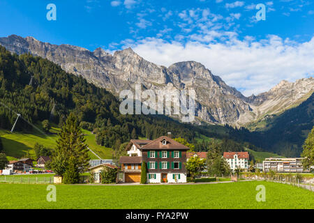 Panaroma vista delle Alpi nella valle di Engelberg su una mattina d'estate, cantone di Obvaldo, Svizzera. Foto Stock