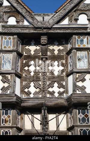 Ludlow, Shropshire, Regno Unito. Il famoso Feathers Hotel (1619) sorge in cima di Corve Street vicino al Bull Ring nel centro della città Foto Stock