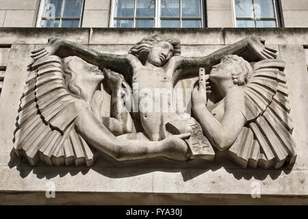 Broadcasting House, Londra. Sede della BBC, completato nel 1932. "Ariel tra la saggezza e la gaiezza' da Eric Gill (1933) Foto Stock