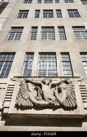 Broadcasting House, Londra. Sede della BBC, completato nel 1932. "Ariel tra la saggezza e la gaiezza' da Eric Gill (1933) Foto Stock