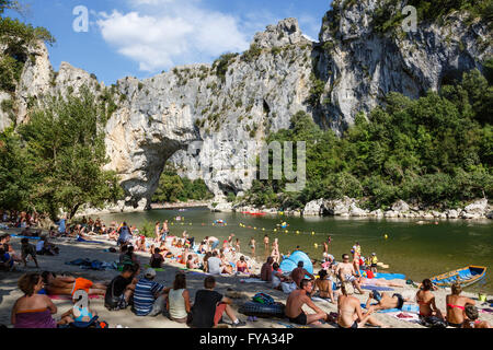 La spiaggia affollata a Pont d'Arc, fiume Ardèche, Ardèche, Francia Foto Stock