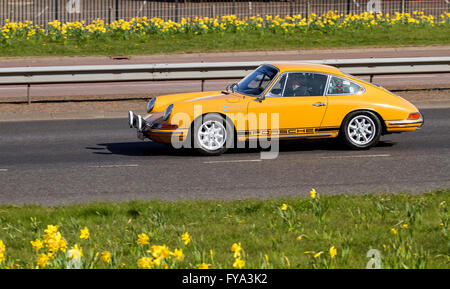 Una Porsche 912 auto sportiva dal "Porsche Club" che viaggia lungo il Kingsway a doppia carreggiata a Dundee, Regno Unito Foto Stock