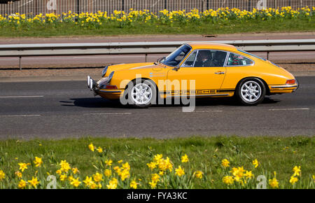 Una Porsche 912 auto sportiva dal "Porsche Club" che viaggia lungo il Kingsway a doppia carreggiata a Dundee, Regno Unito Foto Stock