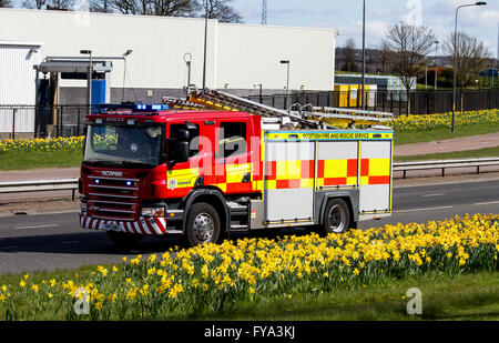 Un scozzese di soccorso ed antincendio carrello di servizio accelerando lungo il Kingsway a doppia carreggiata di rispondere a un chiamata 999 a Dundee, Regno Unito Foto Stock