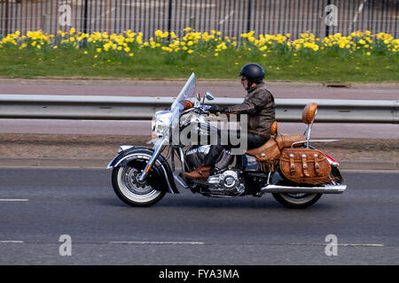 Un moto d'epoca dal "1901 Indian Motorcycle Company" che viaggia lungo il Kingsway a doppia carreggiata a Dundee, Regno Unito Foto Stock