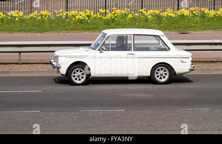 Un vintage anni Sessanta Hillman Imp che viaggia lungo il Kingsway a doppia carreggiata a Dundee, Regno Unito Foto Stock