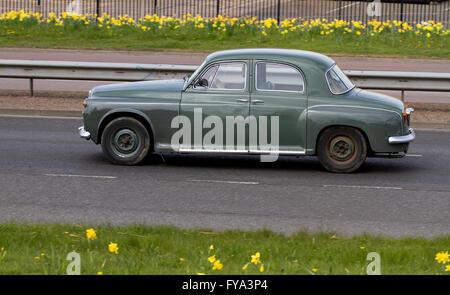 Un vintage anni Sessanta Rover 100 P4 "zia" classic car che viaggia lungo il Kingsway a doppia carreggiata a Dundee, Regno Unito Foto Stock