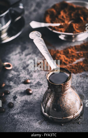 Il caffè. Il caffè turco. Armeno caffè turco. Cezve e tazza di caffè. Tradizionale che serve caffè. Foto Stock