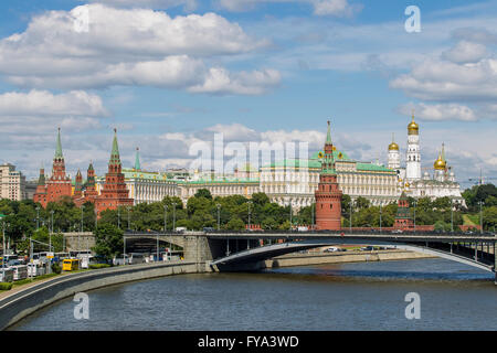 Vista sopra il Cremlino e il fiume Moskva Mosca Russia Foto Stock