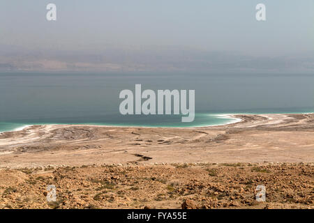 Mar Morto con depressioni visto dal lato Israeliano Foto Stock