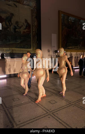 Danza Contemporanea di Londra la presentazione della scuola Lea Anderson la mano nel guanto al V&A Foto Stock