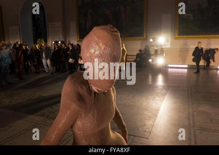 Danza Contemporanea di Londra la presentazione della scuola Lea Anderson la mano nel guanto al V&A Foto Stock