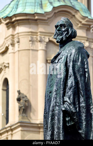 Praga, Repubblica Ceca. Jan Hus Memorial (1915: Ladislav Šaloun) Piazza della Città Vecchia, commemorando cinquecentesimo anniversario della sua morte Foto Stock