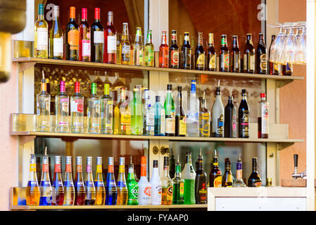 Trelleborg, Svezia - 12 Aprile 2016: Lotti di bottiglie su un ripiano della barra sul lato esterno di un bar in città. Molti noti marchi di alcoho Foto Stock