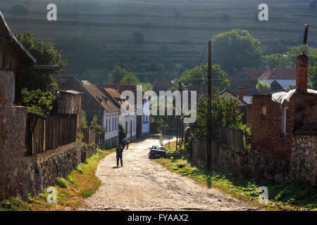 Tipico villaggio rumeno street view in controluce Foto Stock