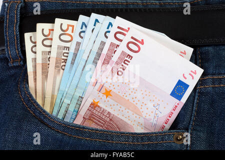 Le fatture in euro in una tasca dei jeans Foto Stock