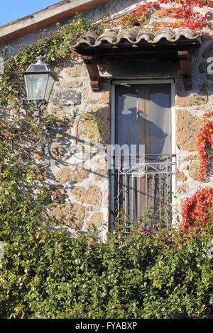 Il vecchio stile balcone in una casa rurale Foto Stock